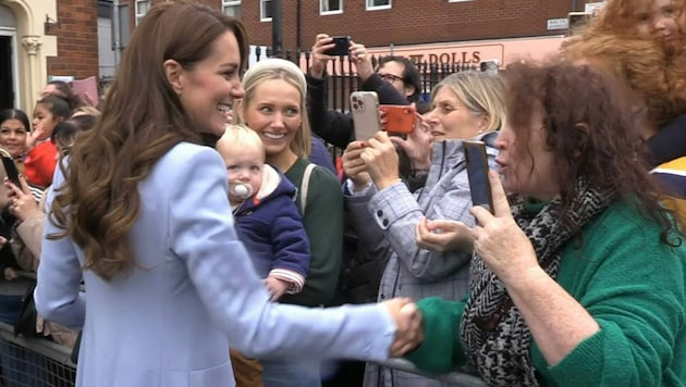 Videoaufnahme zeigen, wie eine Frau die Prinzessin von Wales beim Händeschütteln festhält und ihr sagt, sie sei in Irland nicht willkommen. (Bild: David Young / PA / picturedesk.com)