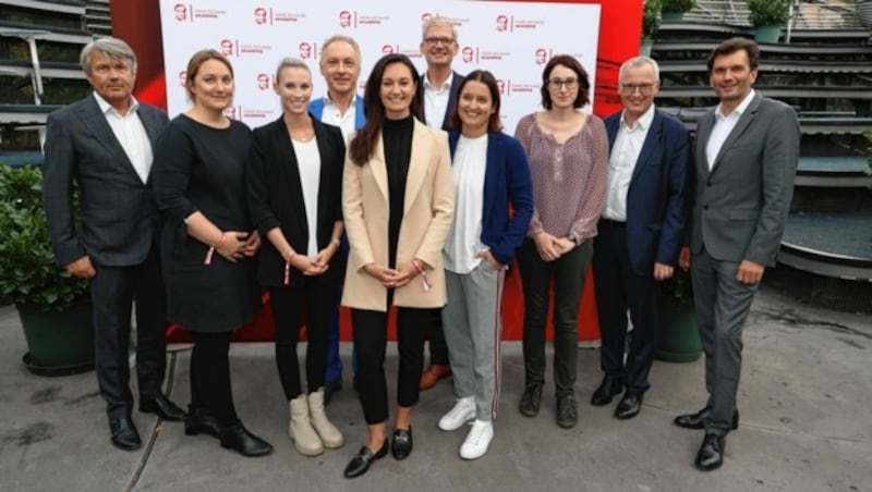 In das neue Semester starten nun Nina Auer, Magdalena Winkler, Elisa Torner, Verena Hochstätter und Katharina Wurzer (v. l.). (Bild: Christian Jauschowetz)