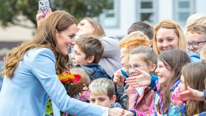 Schulmädchen in Carrickfergus freuen sich über das Treffen mit Kate, der Prinzessin von Wales. (Bild: APA/Photo by Paul Faith/AFP)