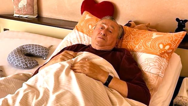 Richard Lugner mit einer Krankmeldung aus seinem Bett kurz vor seinem 90er (Bild: zVg)