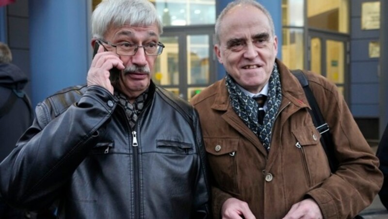 Oleg Orlow und Jan Rachinsky von Memorial nach einem Gerichtstermin in Moskau (Bild: AP)