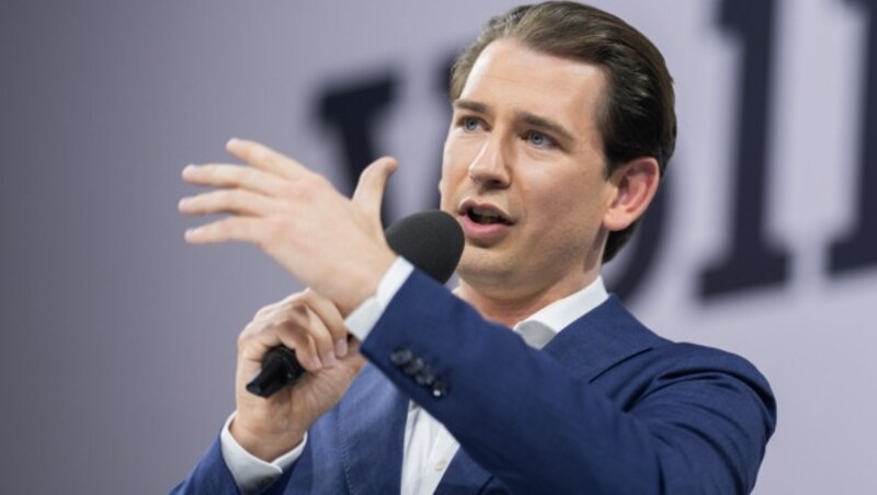 Am 18. Dezember 2017 wurde Sebastian Kurz von Bundespräsident Alexander Van der Bellen als Bundeskanzler einer Koalitionsregierung von ÖVP und FPÖ angelobt. (Bild: APA/Georg Hochmuth)