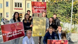 Die JVP Steiermark fordert vor dem Volkshaus der KPÖ in Graz den Rücktritt von Werner Murgg. (Bild: JVP Steiermark)
