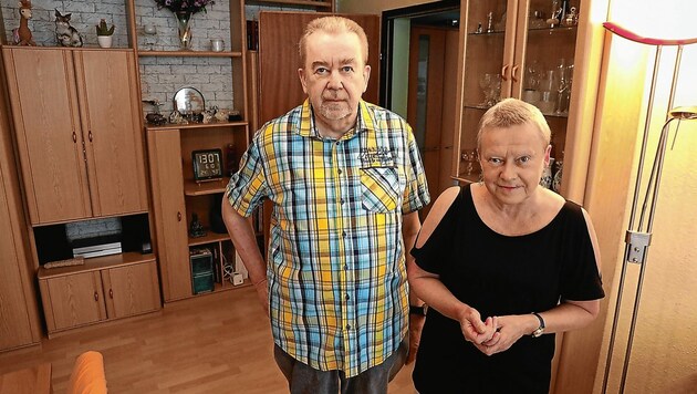 Gerold und Eva Wochinger schwitzen in ihrer viel zu heißen Wohnung. (Bild: Jöchl Martin)