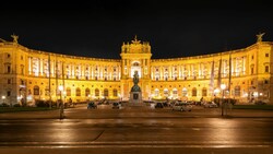 Bei Nacht ist die Hofburg gewaltig beleuchtet. (Bild: Marc Rasmus / imageBROKER / picturedesk.com)
