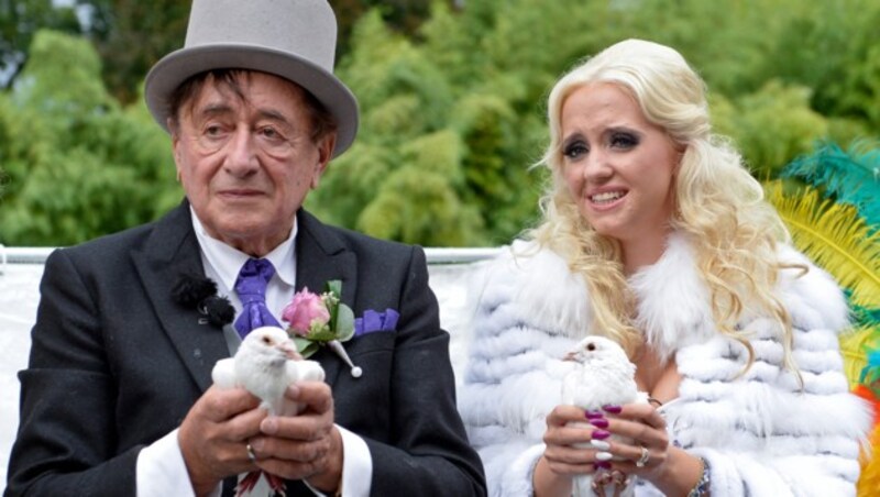 Richard Lugner (l.) und Cathy Schmitz am Samstag, 13. September 2014 im Palais Liechtenstein. Mit 81 Jahren heiratete Lugner ein fünftes Mal. (Bild: HERBERT NEUBAUER / APA / picturedesk.com)