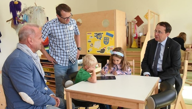 Schulamtsdirektor Andreas Schmidt, LeTTo-Entwickler Daniel Asch und Bürgermeister Matthias Stadler freuen sich, dass der Kindergarten Ratzersdorf als Vorreiter die innovative Lernmethode anwendet. (Bild: Josef Vorlaufer)
