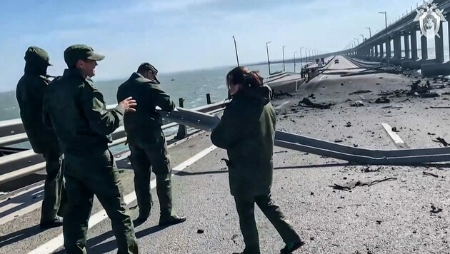 Russische Ermittler untersuchen die Brücke nach der Explosion. (Bild: AFP)