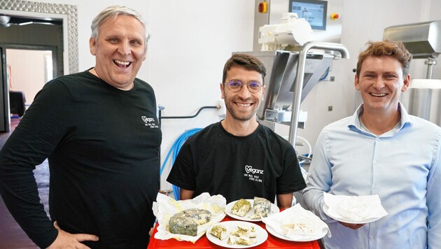 „Vom Vegankäse-Virus infiziert“: Veganz-Chef Jan Bredack, Erfinder Anderson Santos und Käse-Profi Markus Giovanelli. (Bild: Sepp Pail)