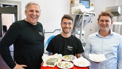 „Vom Vegankäse-Virus infiziert“: Veganz-Chef Jan Bredack, Erfinder Anderson Santos und Käse-Profi Markus Giovanelli. (Bild: Sepp Pail)