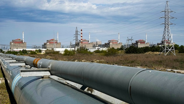Das von Russland besetzte ukrainische Atomkraftwerk Saporischschja ist erneut von der für die Kühlung der Brennstäbe wichtigen externen Stromversorgung abgeschnitten worden. (Bild: AP)