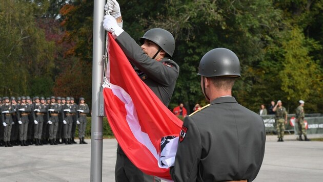 Hissen der österreichischen Flagge im Rahmen des Festaktes. (Bild: P. Huber)