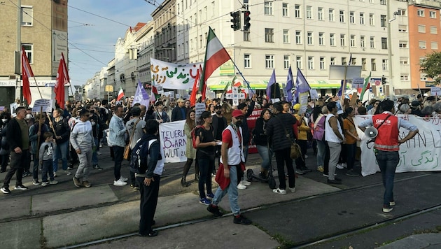 Mehrmals demonstrierten Menschen in Wien gegen das autoritäre System im Iran. (Bild: APA/PATRICK HOSA)