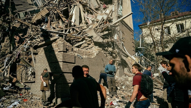 Freiwillige in Saporischschja suchen nach einem Raketenangriff nach Überlebenden. (Archivbild) (Bild: AFP)