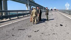 Die Schäden an der Krim-Brücke werden nach dem Flammeninferno von russischen Einsatzkräften untersucht. (Bild: AFP)
