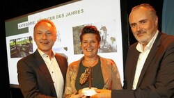 „Krone“-Geschäftsführer Gerhard Valeskini mit der Siegerin „Bester Heuriger des Jahres“, Doris Hoffmann, und LH Hans Peter Doskozil (Bild: Klemens Groh)