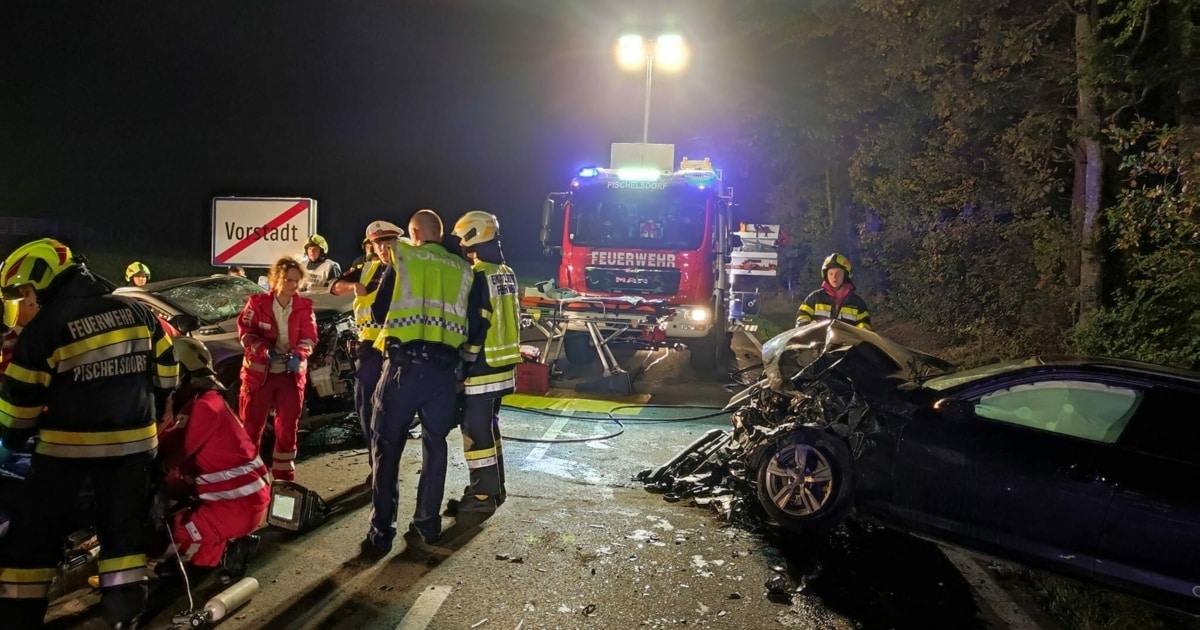 Unfall Bei Nacht - Frontalzusammenstoß: Alko-Lenker Schwer Verletzt ...