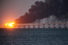 Eine Lkw-Bombe soll Teile der Brücke auf die Halbinsel Krim zum Einsturz gebracht haben. (Bild: Associated Press)