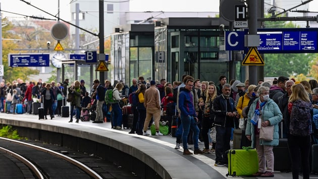 Zahlreiche Reiende waren am Samstagvormittag an norddeutschen Bahnhöfen gestrandet. (Bild: AFP)