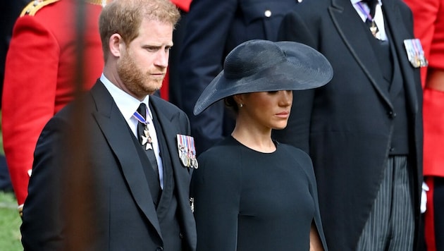 Prinz Harry und Herzogin Meghan beim Begräbnis der Queen (Bild: Anthony Harvey / Action Press / picturedesk.com)