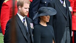 Prinz Harry und Herzogin Meghan beim Begräbnis der Queen (Bild: Anthony Harvey / Action Press / picturedesk.com)