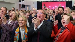 Freude bei der SPD nach der Verkündung der Wahlergebnisse. (Bild: AFP)