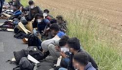 Bis zu 650 Migranten werden Tag für Tag neu registriert. Die aufwendige Mehrarbeit setzt der Polizei im Burgenland zu. (Bild: Schulter Christian, Krone KREATIV)