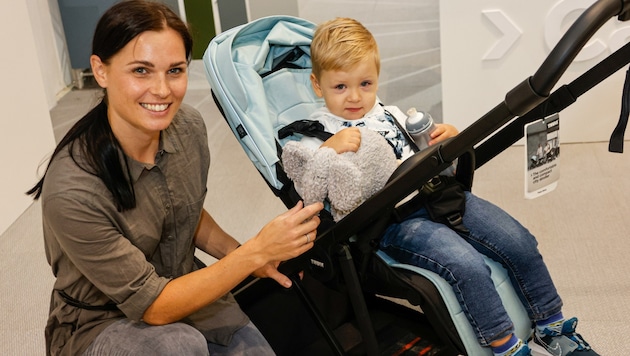 Anna Veith bei der Messe "Kids Austria" mit Foto-Kind Noel. (Bild: Tschepp Markus)