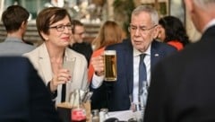 Um 11 Uhr ging Alexander Van der Bellen mit Ehefrau Doris Schmidauer wählen und danach mit ihr und Freunden auf ein Bier. (Bild: Markus Wenzel)