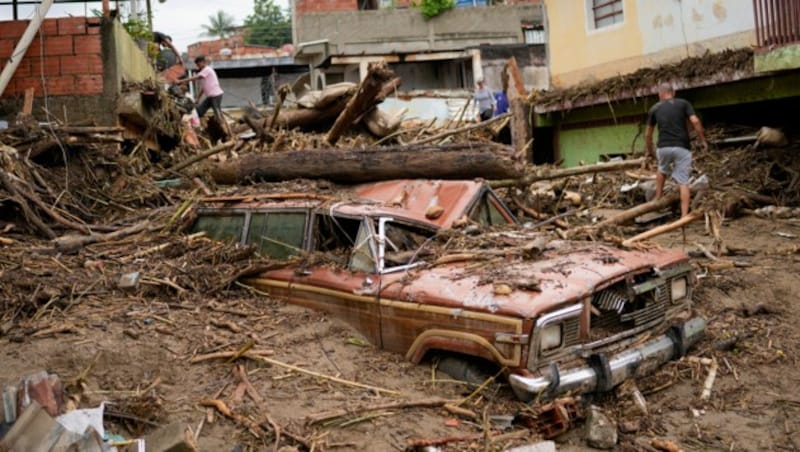 Dieses Auto in Las Tejerias ist nach dem Erdrutsch halb verschüttet. (Bild: Associated Press)