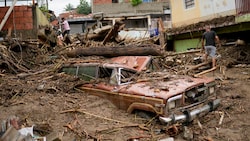 Dieses Auto in Las Tejerias ist nach dem Erdrutsch halb verschüttet. (Bild: Associated Press)