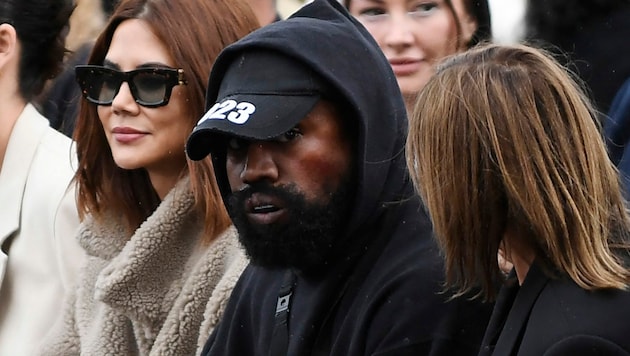 Kanye West Anfang Oktober 2022 bei der Paris Fashion Week (Bild: APA/Photo by JULIEN DE ROSA/AFP)