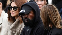 Kanye West Anfang Oktober 2022 bei der Paris Fashion Week (Bild: APA/Photo by JULIEN DE ROSA/AFP)