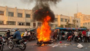 Una motocicleta fue incendiada durante las protestas.  (Imagen: AFP)