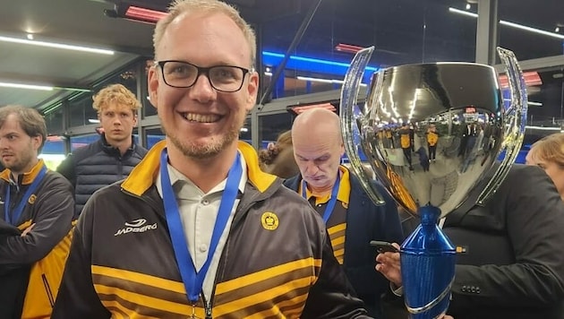 Markus Ragger posierte stolz mit dem Club-Pokal. (Bild: zVg)