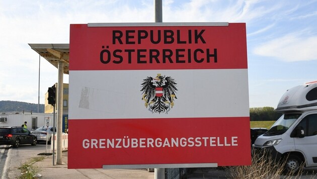 Immer wieder kommen Menschen illegal über den Grenzübergang nach Österreich. (Bild: P. Huber)
