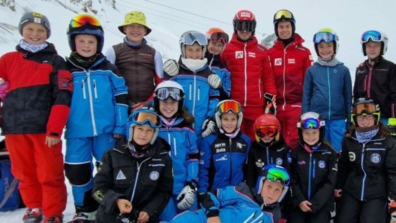 In der vergangenen Woche wagte sich Lukas Feurstein (3. v. rechts) in Sölden erstmals wieder auf die Skipiste und nahm sich gleich Zeit für ein Foto mit den Schülern der Skimittelschule Schruns. (Bild: SMS Schruns)