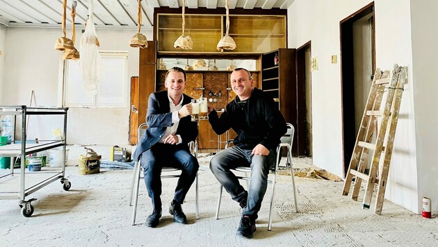 Bürgermeister Ivan Grujic und Noch-Eigentümer Ivica Parašilovac sind zufrieden und freuen sich schon auf die Eröffnung des neuen „Gegi“ Ende 2024. (Bild: Petra Klikovits)