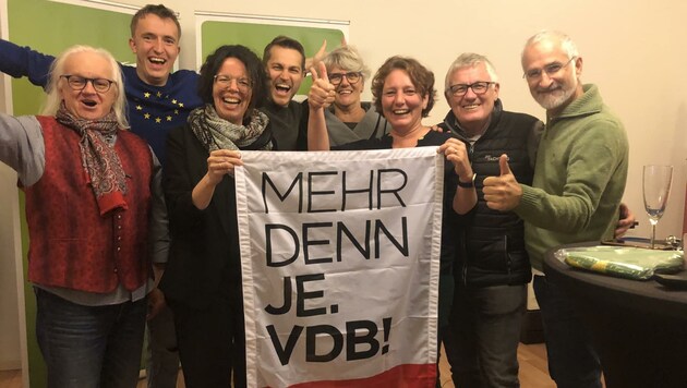 Jubel mit Nachspiel: Das grüne Team in Wiener Neustadt verlässt Wahllokal und die Politbühne: Heini Staudinger. (Bild: Die Grünen Wiener Neustadt)
