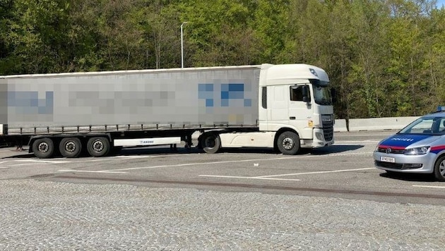 Im Inneren dieses Sattelschleppers harrten 54 Flüchtlinge ohne Frischluft stundenlang aus (Bild: LPD NÖ)