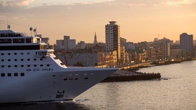 Die MSC Opera heißt während der Weltmeisterschaft in Katar Gäste wilkommen. (Bild: AP)