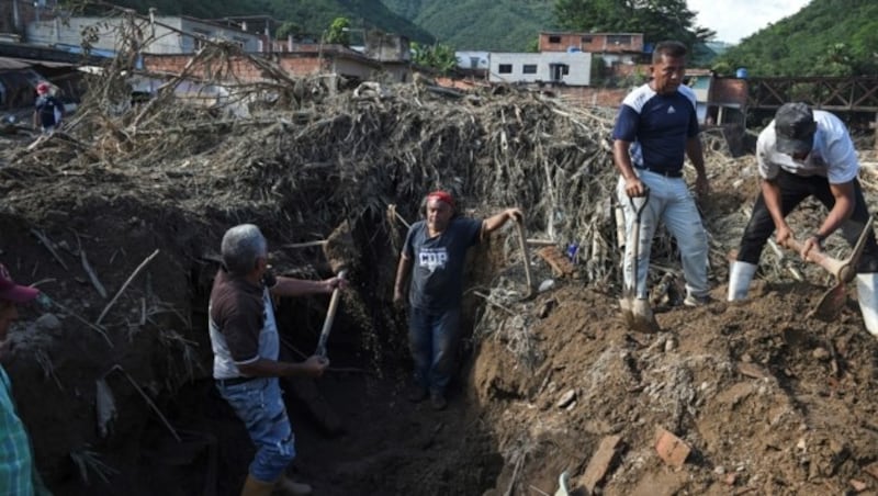 Nach einem Erdrutsch in Venezuela wird nach Überlebenden gesucht. (Bild: AFP)