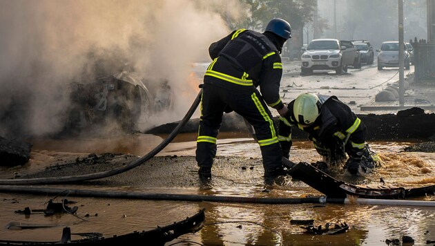 Schon am Montag gab es verheerende Schäden und zivile Opfer in der Ukraine. (Bild: AP Photo/Roman Hrytsyna)