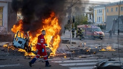 Sowohl Russland als auch die Ukraine werfen sich gegenseitig „Terror“ vor. (Bild: AP/Roman Hrytsyna)