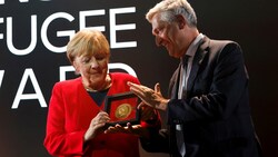 Die ehemalige deutsche Bundeskanzlerin Angela Merkel (CDU) ist mit dem Flüchtlingspreis des UN-Flüchtlingshilfswerks (UNHCR) geehrt worden. (Bild: APA/AFP/POOL/STEFAN WERMUTH)