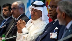 Der saudische Energieminister Abdulaziz bin Salman erläutert nach der OPEC-Sitzung gegenüber Journalisten die Gründe für die Ölförderkürzung. (Bild: APA/AFP/VLADIMIR SIMICEK)