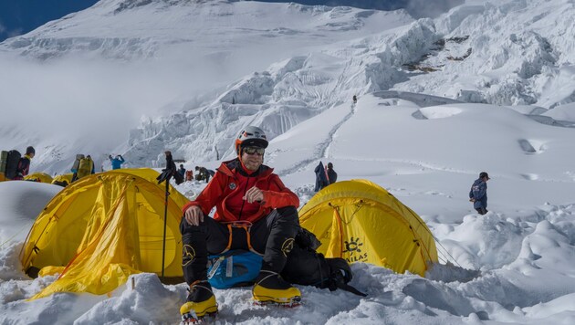 Bergretter Patrick Hauser in Nepal - er rettete bei einem Lawinenabgang verletzte Sherpas. (Bild: Bergrettung OÖ)