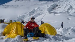 Bergretter Patrick Hauser in Nepal - er rettete bei einem Lawinenabgang verletzte Sherpas. (Bild: Bergrettung OÖ)