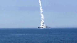 Der Abschuss eines Marschflugkörpers von einem russischen Kriegsschiff (Bild: AP)