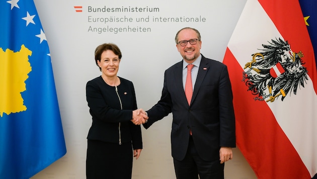 Die kosovarische Außenministerin Donika Gërvalla-Schwarz und Österreichs Außenminister Alexander Schallenberg (ÖVP) (Bild: APA/BMEIA/MICHAEL GRUBER)